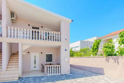 Gemütliche Ferienwohnung Mucaj mit Terrasse a