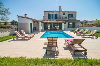 Villa mit Pool und Garten