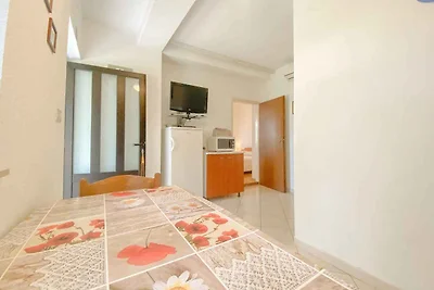 Ferienwohnung mit Terrasse mit Tisch und Stüh