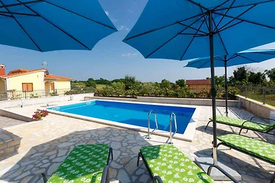 Ferienhaus mit Pool und Grill