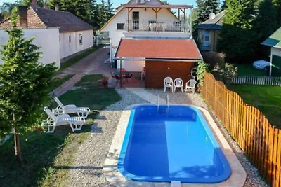 Ferienhaus mit Pool und Gartenpavillon