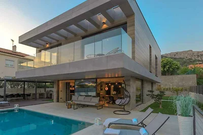 Villa mit Pool und Wellness