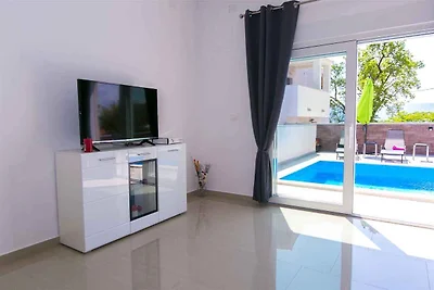 Ferienhaus mit Pool und Klimaanlage