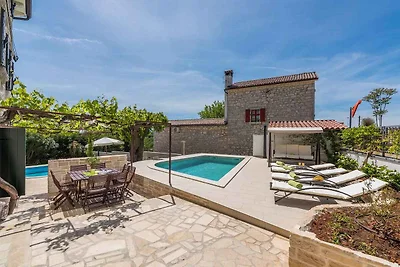 Villa mit Pool und Klimaanlage