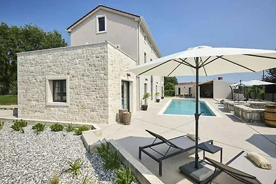 Villa mit Pool, nur wenige Minuten von Poreč