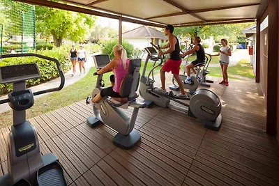 Bungalow Fitnessraum und Tennisplatz