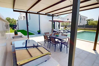 Villa mit Pool und Garten