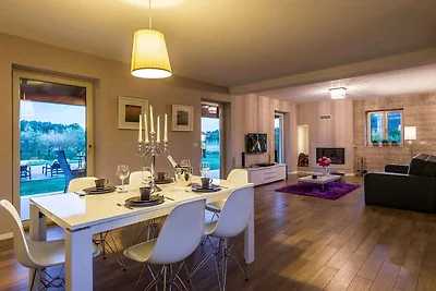 Villa mit Pool und Klimaanlage