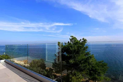 Villa mit Pool und direkt am Strand