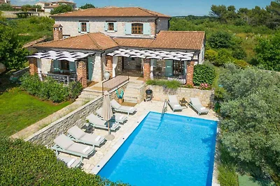 Villa mit Aussenpool