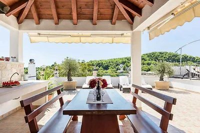 Villa mit Swimmingpool und Meerblick