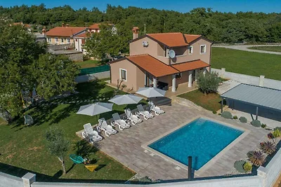 Villa mit Swimmingpool und schönem Garten