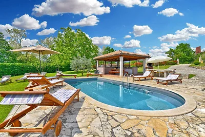 Villa mit Swimmingpool, Spielplatz und