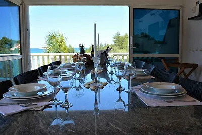 Villa mit Pool und Terrasse