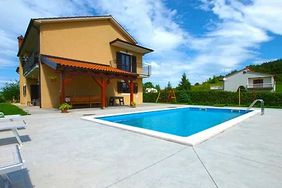 Villa mit Swimmingpool und Spielfeld