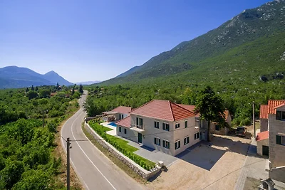 Villa mit grossem Aussenpool