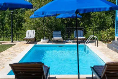 Villa mit Pool und Klimaanlage