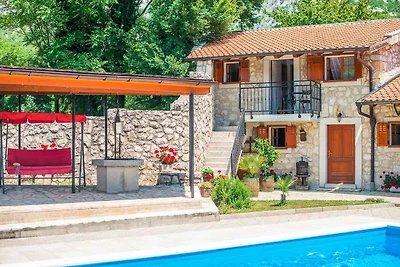 Villa mit Pool und Garten