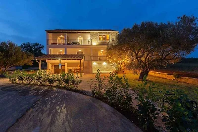 Charmante Ferienunterkunft Srića in Sv.