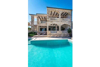 Traditionelle dalmatinische Steinvilla mit Po