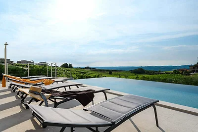 Villa mit Pool und Meerblick