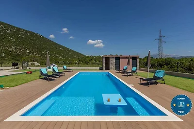 Ferienhaus mit Pool und Klimaanlage