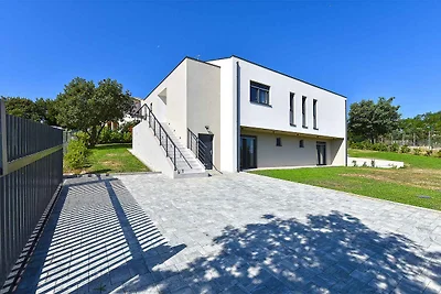 Villa mit Swimmingpool und grossem Garten