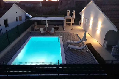 Ferienhaus mit Blick auf den Hof und den Pool