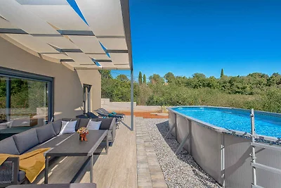 Ferienhaus mit Pool und schönem Garten