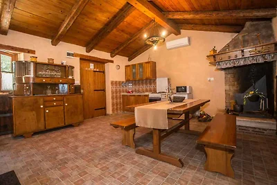 Ferienhaus umgeben von Olivenhainen