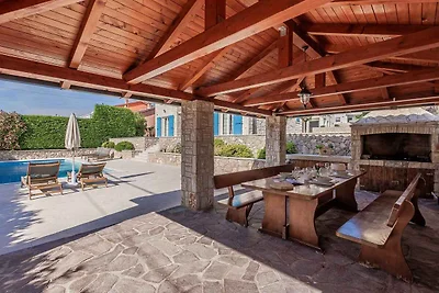 Villa mit Pool für 8 Personen