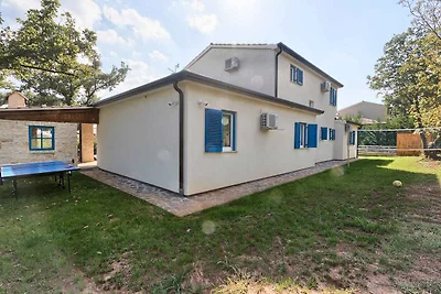 Villa mit Swimmingpool, Sauna und Spielplatz