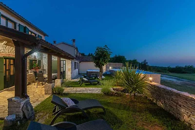 Villa mit Pool und Whirpool