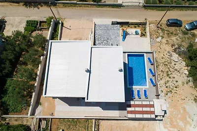 Moderne Unterkunft mit Privatpool in