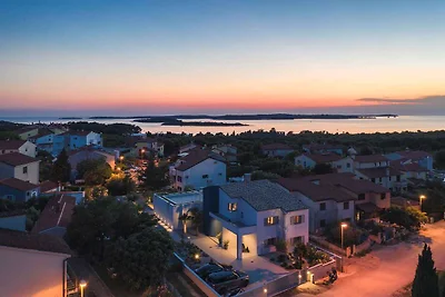 Villa mit Swimmingpool und Meerblick