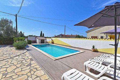 Villa mit Swimmingpool und Spielraum im