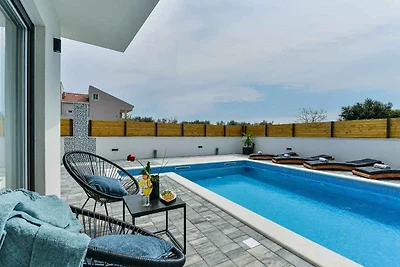 Villa mit Pool und Grill