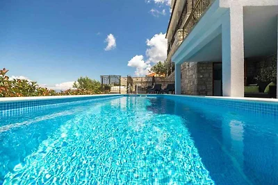 Ferienhaus mit Pool und Meerblick