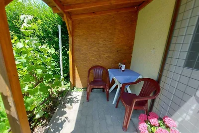 Studio mit schattigen Garten, Waschmachine un