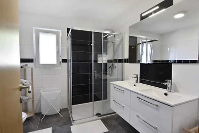 Ferienhaus mit Pool in Strandnähe