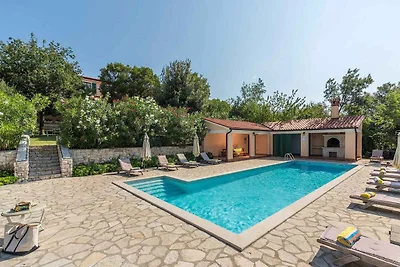 Villa mit Gemeinschaftspool und Garten