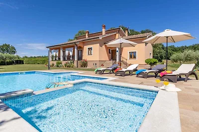 Ferienhaus mit Pool und Klimaanlage