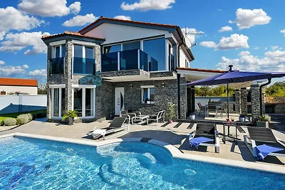 Villa mit Pool und Klimaanlage