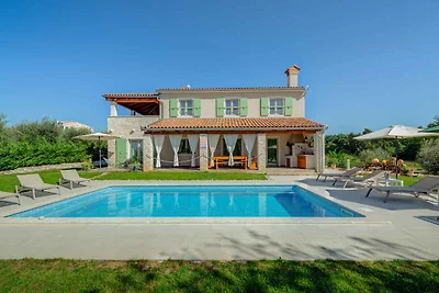 Villa mit Pool und Klimaanlage