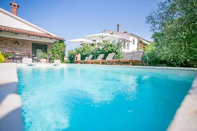 Villa mit Pool und Garten