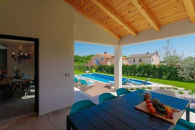 Villa mit Pool, Jacuzzi und Spielfeld