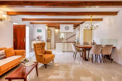 Villa mit Pool und Garten