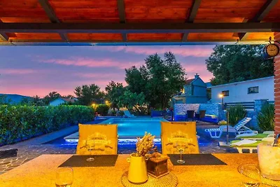 Villa mit Swimmingpool und Gartenküche mit