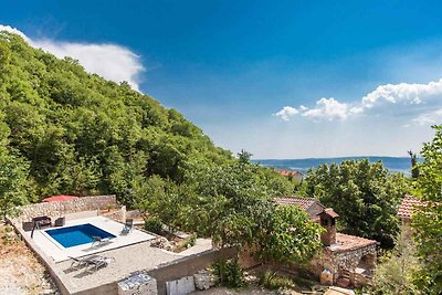 Ferienhaus mit Pool und Sonnenschirm