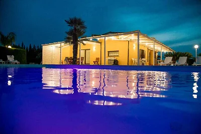 Villa mit Aussenpool und Internet